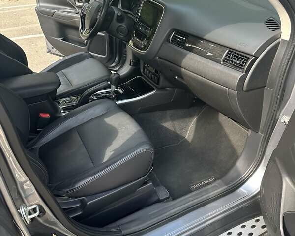 Серый Мицубиси Аутлендер, объемом двигателя 2.36 л и пробегом 85 тыс. км за 17500 $, фото 25 на Automoto.ua