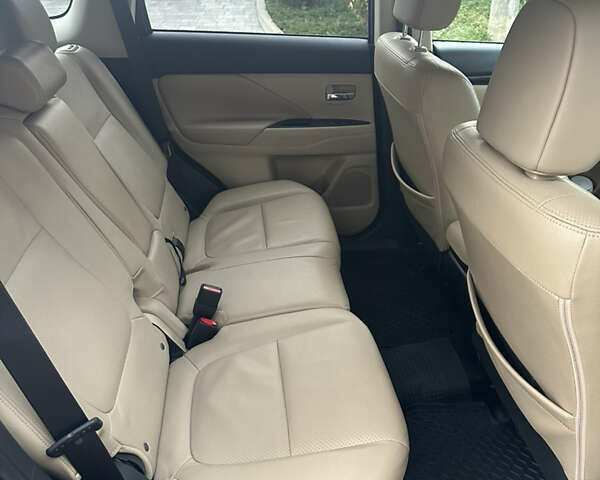 Сірий Міцубісі Аутлендер, об'ємом двигуна 2.36 л та пробігом 48 тис. км за 18000 $, фото 19 на Automoto.ua