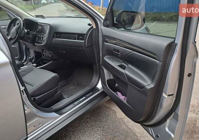 Серый Мицубиси Аутлендер, объемом двигателя 2.36 л и пробегом 120 тыс. км за 16100 $, фото 22 на Automoto.ua