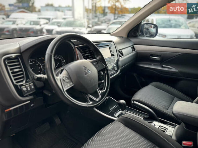 Мицубиси Аутлендер 2017 в Днепре (Днепропетровске) на Automoto.ua Серый Мицубиси Аутлендер, объемом двигателя 2 л и пробегом 103 тыс. км за 16990 $, фото 18 на Automoto.ua