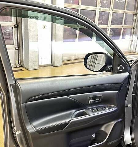 Серый Мицубиси Аутлендер, объемом двигателя 3 л и пробегом 130 тыс. км за 16750 $, фото 16 на Automoto.ua