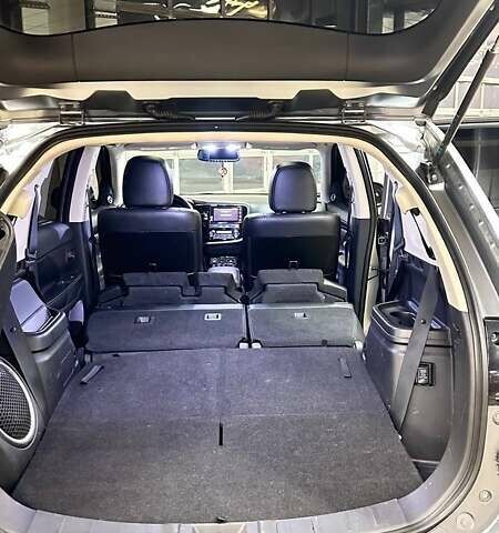 Серый Мицубиси Аутлендер, объемом двигателя 3 л и пробегом 130 тыс. км за 16750 $, фото 49 на Automoto.ua