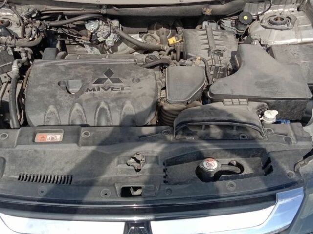 Серый Мицубиси Аутлендер, объемом двигателя 2.4 л и пробегом 100 тыс. км за 17700 $, фото 6 на Automoto.ua