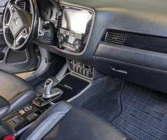 Серый Мицубиси Аутлендер, объемом двигателя 0 л и пробегом 115 тыс. км за 10500 $, фото 7 на Automoto.ua