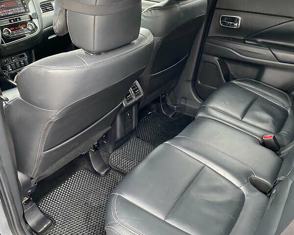 Серый Мицубиси Аутлендер, объемом двигателя 2.36 л и пробегом 160 тыс. км за 18300 $, фото 5 на Automoto.ua