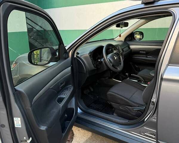 Сірий Міцубісі Аутлендер, об'ємом двигуна 2.36 л та пробігом 186 тис. км за 15500 $, фото 5 на Automoto.ua