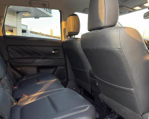 Серый Мицубиси Аутлендер, объемом двигателя 2 л и пробегом 107 тыс. км за 20900 $, фото 14 на Automoto.ua