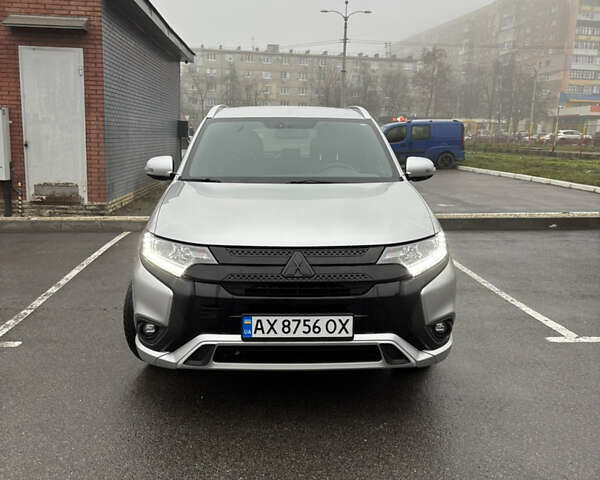 Серый Мицубиси Аутлендер, объемом двигателя 2 л и пробегом 102 тыс. км за 21500 $, фото 1 на Automoto.ua