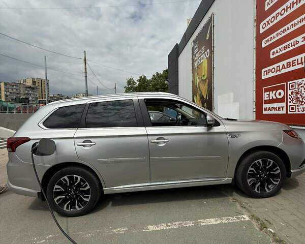 Серый Мицубиси Аутлендер, объемом двигателя 2 л и пробегом 176 тыс. км за 19900 $, фото 11 на Automoto.ua