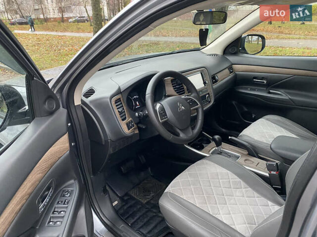 Серый Мицубиси Аутлендер, объемом двигателя 2.36 л и пробегом 150 тыс. км за 13500 $, фото 11 на Automoto.ua