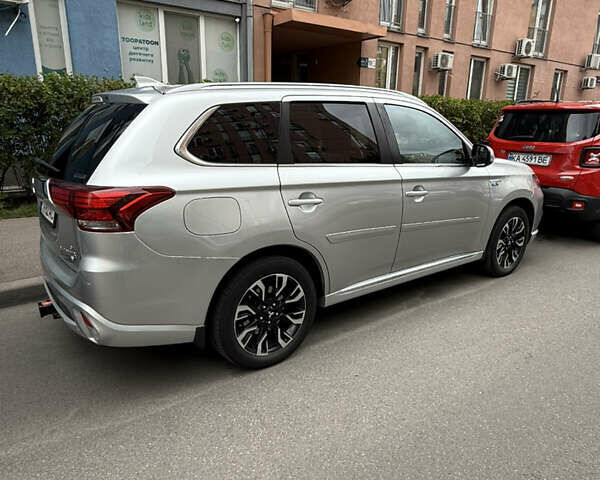 Серый Мицубиси Аутлендер, объемом двигателя 2 л и пробегом 176 тыс. км за 19900 $, фото 6 на Automoto.ua