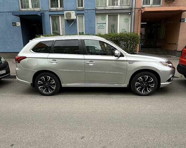 Серый Мицубиси Аутлендер, объемом двигателя 2 л и пробегом 176 тыс. км за 19900 $, фото 7 на Automoto.ua