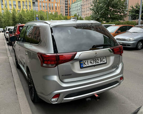 Серый Мицубиси Аутлендер, объемом двигателя 2 л и пробегом 176 тыс. км за 19900 $, фото 2 на Automoto.ua