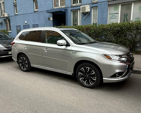 Серый Мицубиси Аутлендер, объемом двигателя 2 л и пробегом 176 тыс. км за 19900 $, фото 8 на Automoto.ua