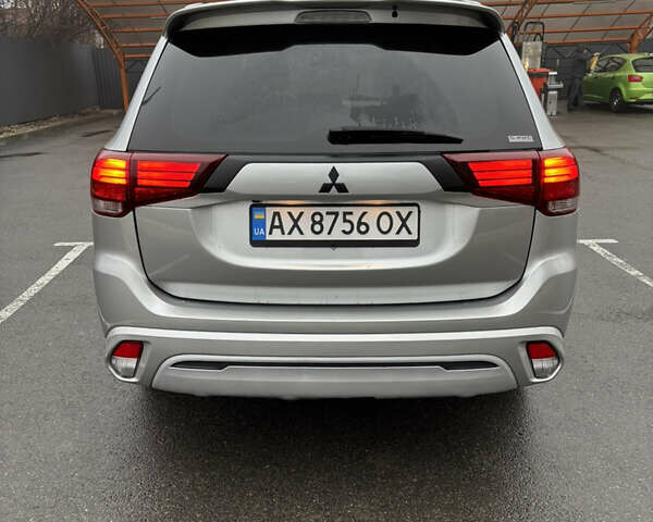 Серый Мицубиси Аутлендер, объемом двигателя 2 л и пробегом 102 тыс. км за 21500 $, фото 4 на Automoto.ua