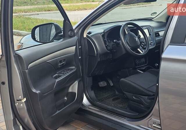 Міцубісі Аутлендер 2018 у Чернігові на Automoto.ua Сірий Міцубісі Аутлендер, об'ємом двигуна 2.36 л та пробігом 170 тис. км за 14300 $, фото 9 на Automoto.ua