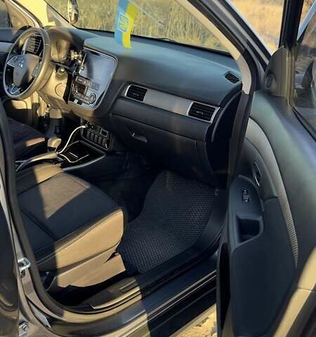 Сірий Міцубісі Аутлендер, об'ємом двигуна 2.36 л та пробігом 131 тис. км за 17200 $, фото 12 на Automoto.ua