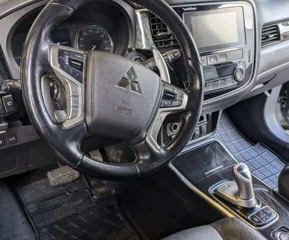 Серый Мицубиси Аутлендер, объемом двигателя 0 л и пробегом 115 тыс. км за 10500 $, фото 6 на Automoto.ua