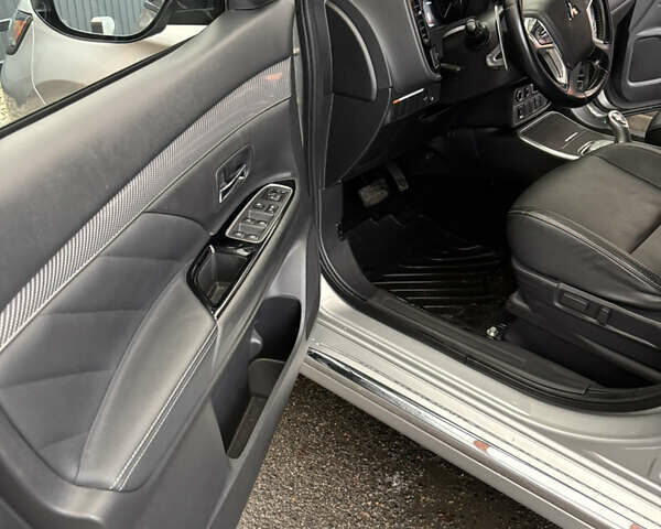 Серый Мицубиси Аутлендер, объемом двигателя 2 л и пробегом 102 тыс. км за 21500 $, фото 7 на Automoto.ua