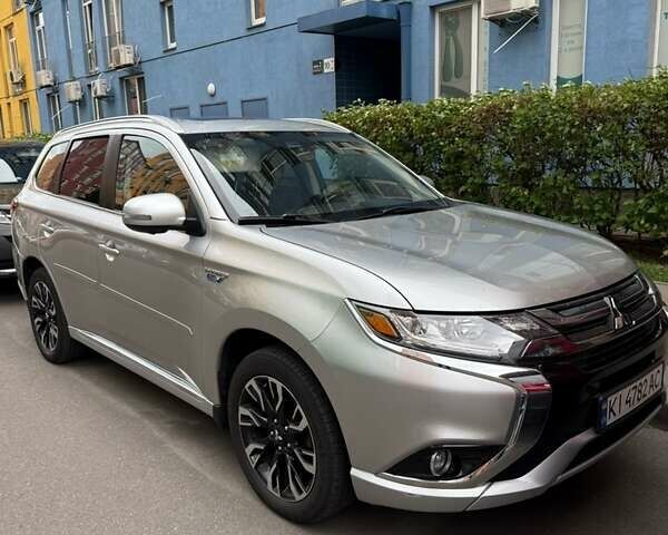 Серый Мицубиси Аутлендер, объемом двигателя 2 л и пробегом 176 тыс. км за 19900 $, фото 1 на Automoto.ua
