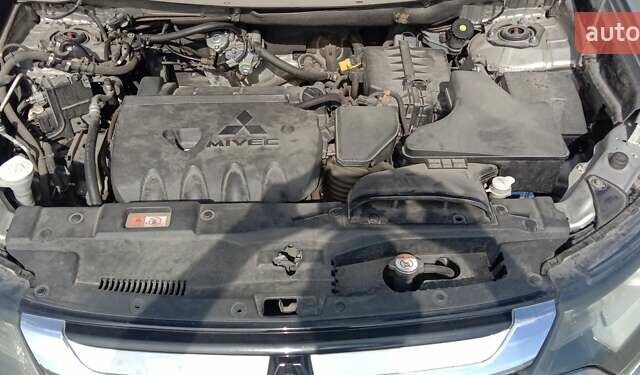 Сірий Міцубісі Аутлендер, об'ємом двигуна 2.36 л та пробігом 100 тис. км за 17700 $, фото 3 на Automoto.ua