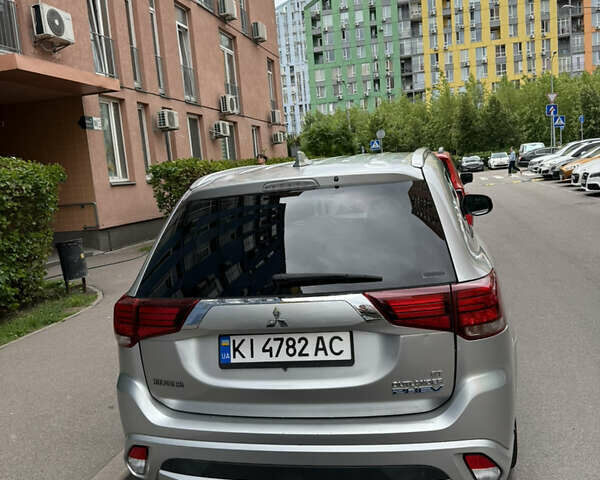 Серый Мицубиси Аутлендер, объемом двигателя 2 л и пробегом 176 тыс. км за 19900 $, фото 5 на Automoto.ua