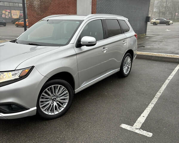 Серый Мицубиси Аутлендер, объемом двигателя 2 л и пробегом 102 тыс. км за 21500 $, фото 2 на Automoto.ua