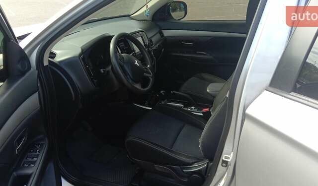 Сірий Міцубісі Аутлендер, об'ємом двигуна 2.36 л та пробігом 100 тис. км за 17700 $, фото 2 на Automoto.ua