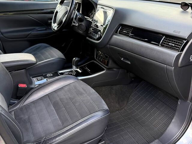 Серый Мицубиси Аутлендер, объемом двигателя 2.4 л и пробегом 139 тыс. км за 18900 $, фото 8 на Automoto.ua