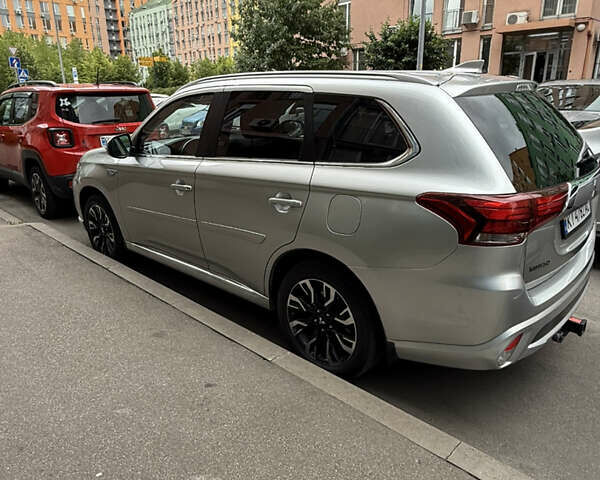 Серый Мицубиси Аутлендер, объемом двигателя 2 л и пробегом 176 тыс. км за 19900 $, фото 3 на Automoto.ua