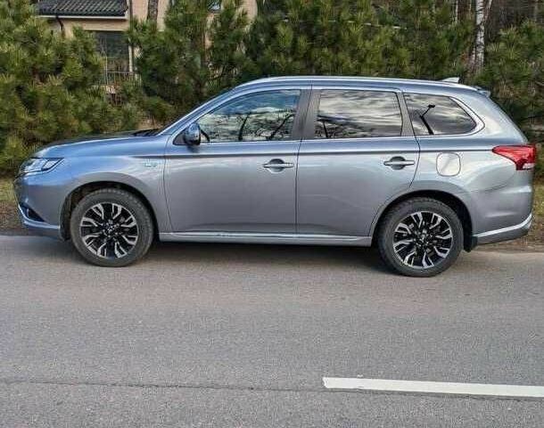 Серый Мицубиси Аутлендер, объемом двигателя 0 л и пробегом 115 тыс. км за 10500 $, фото 2 на Automoto.ua