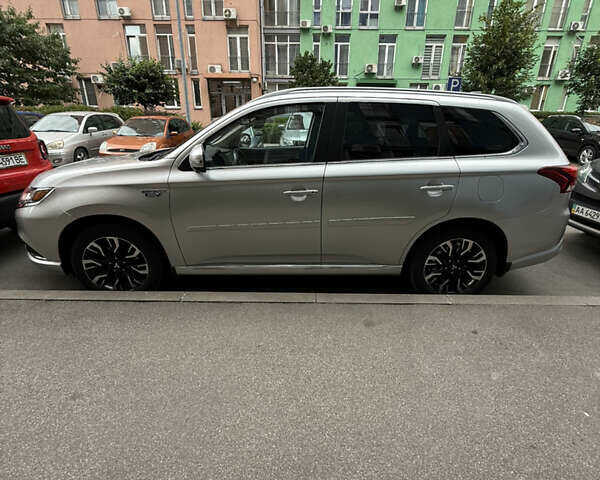 Серый Мицубиси Аутлендер, объемом двигателя 2 л и пробегом 176 тыс. км за 19900 $, фото 4 на Automoto.ua