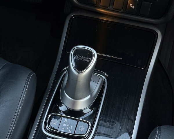 Серый Мицубиси Аутлендер, объемом двигателя 2 л и пробегом 107 тыс. км за 20900 $, фото 23 на Automoto.ua