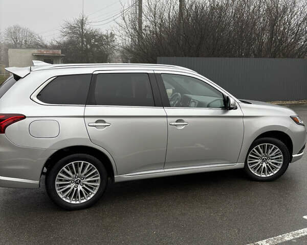 Серый Мицубиси Аутлендер, объемом двигателя 2 л и пробегом 102 тыс. км за 21500 $, фото 5 на Automoto.ua