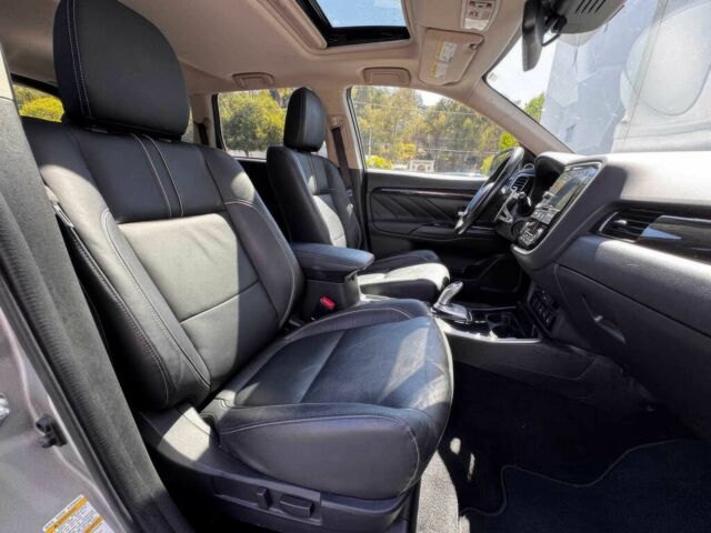 Сірий Міцубісі Аутлендер, об'ємом двигуна 2 л та пробігом 36 тис. км за 7100 $, фото 6 на Automoto.ua