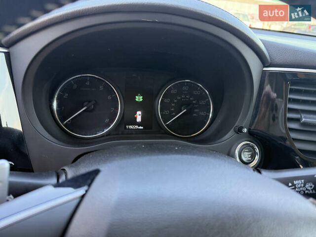 Сірий Міцубісі Аутлендер, об'ємом двигуна 3 л та пробігом 190 тис. км за 17100 $, фото 8 на Automoto.ua