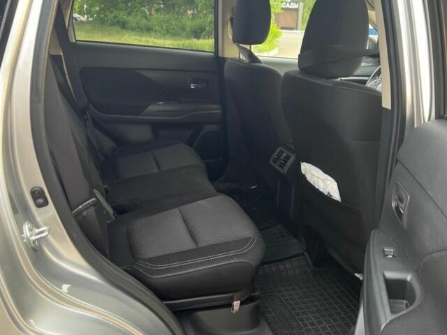 Сірий Міцубісі Аутлендер, об'ємом двигуна 2.36 л та пробігом 110 тис. км за 16000 $, фото 3 на Automoto.ua