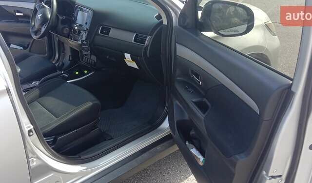 Сірий Міцубісі Аутлендер, об'ємом двигуна 2.36 л та пробігом 100 тис. км за 17700 $, фото 1 на Automoto.ua