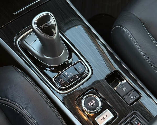 Серый Мицубиси Аутлендер, объемом двигателя 2 л и пробегом 107 тыс. км за 20900 $, фото 21 на Automoto.ua