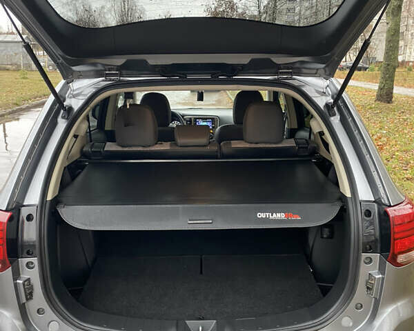 Серый Мицубиси Аутлендер, объемом двигателя 2.36 л и пробегом 150 тыс. км за 13500 $, фото 13 на Automoto.ua