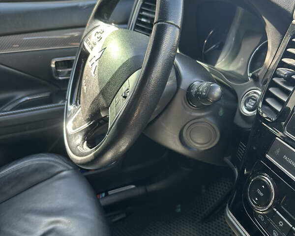 Серый Мицубиси Аутлендер, объемом двигателя 2.36 л и пробегом 160 тыс. км за 18300 $, фото 22 на Automoto.ua