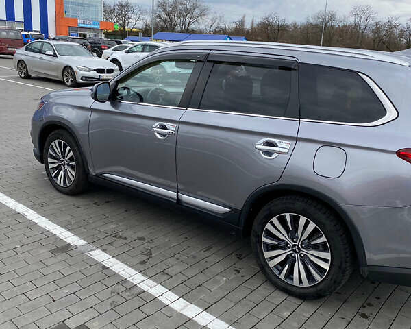 Серый Мицубиси Аутлендер, объемом двигателя 2.36 л и пробегом 160 тыс. км за 18300 $, фото 2 на Automoto.ua