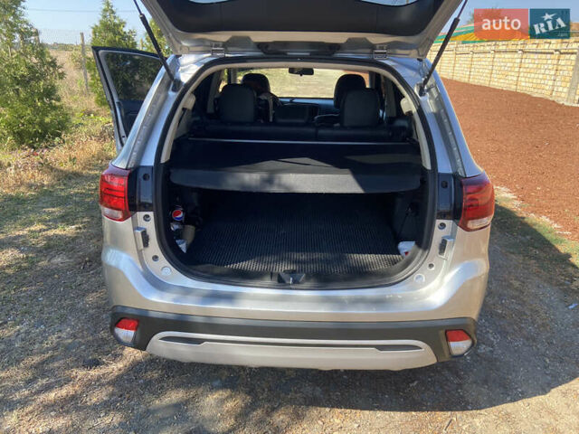 Серый Мицубиси Аутлендер, объемом двигателя 2.36 л и пробегом 135 тыс. км за 19200 $, фото 10 на Automoto.ua