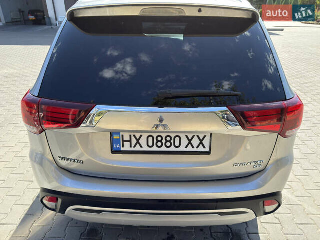 Серый Мицубиси Аутлендер, объемом двигателя 2.36 л и пробегом 123 тыс. км за 22000 $, фото 3 на Automoto.ua