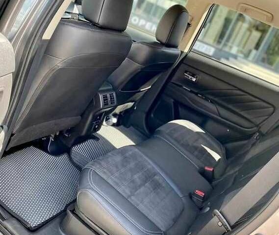 Сірий Міцубісі Аутлендер, об'ємом двигуна 2 л та пробігом 81 тис. км за 21000 $, фото 4 на Automoto.ua