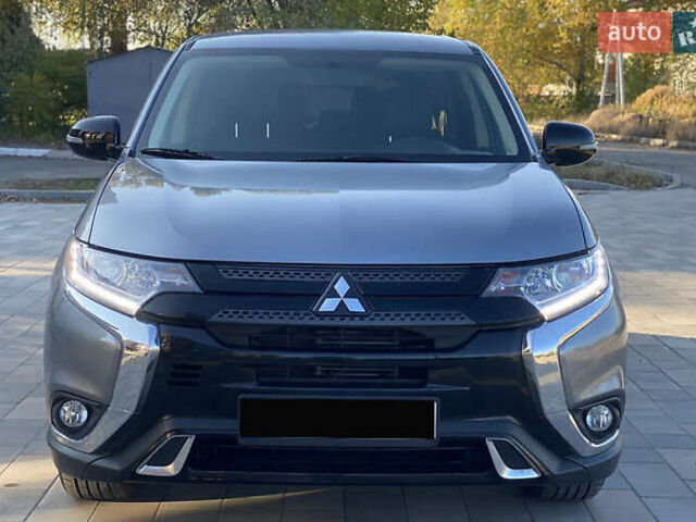 Серый Мицубиси Аутлендер, объемом двигателя 2.4 л и пробегом 133 тыс. км за 16000 $, фото 1 на Automoto.ua