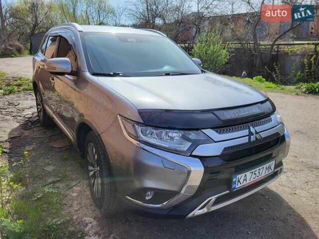 Серый Мицубиси Аутлендер, объемом двигателя 2.36 л и пробегом 125 тыс. км за 15500 $, фото 1 на Automoto.ua