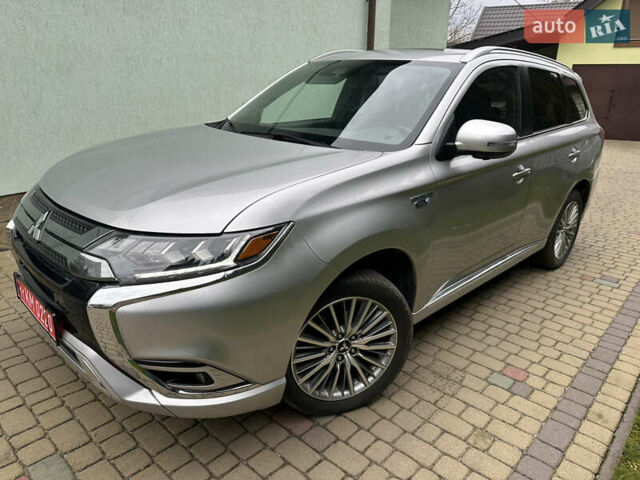 Серый Мицубиси Аутлендер, объемом двигателя 2 л и пробегом 80 тыс. км за 21800 $, фото 3 на Automoto.ua