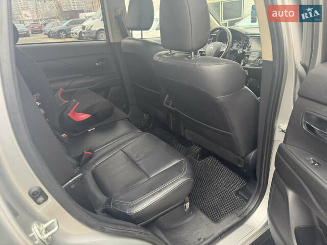 Сірий Міцубісі Аутлендер, об'ємом двигуна 2.36 л та пробігом 150 тис. км за 19000 $, фото 10 на Automoto.ua