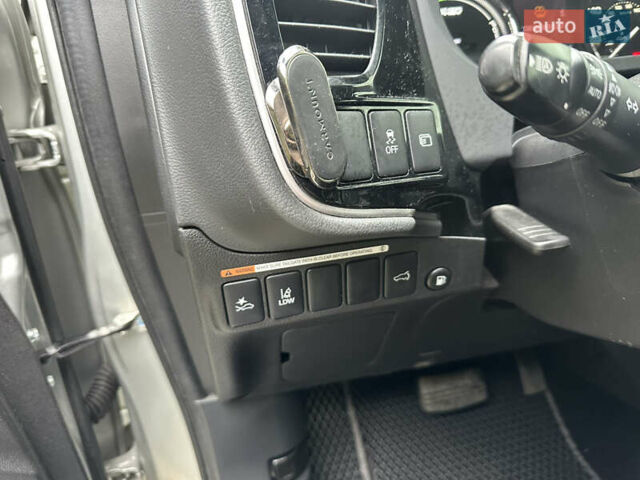 Серый Мицубиси Аутлендер, объемом двигателя 2 л и пробегом 80 тыс. км за 21800 $, фото 28 на Automoto.ua